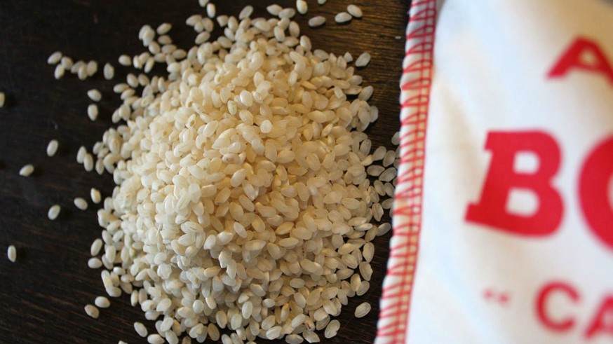 Granos y saco de arroz bomba de Calasparra
