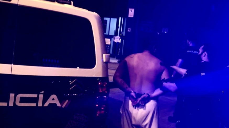 El detenido, conducido por agentes policiales