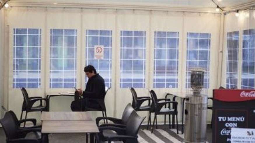 Un cliente en una terraza cerrada (archivo). EUROPA PRESS