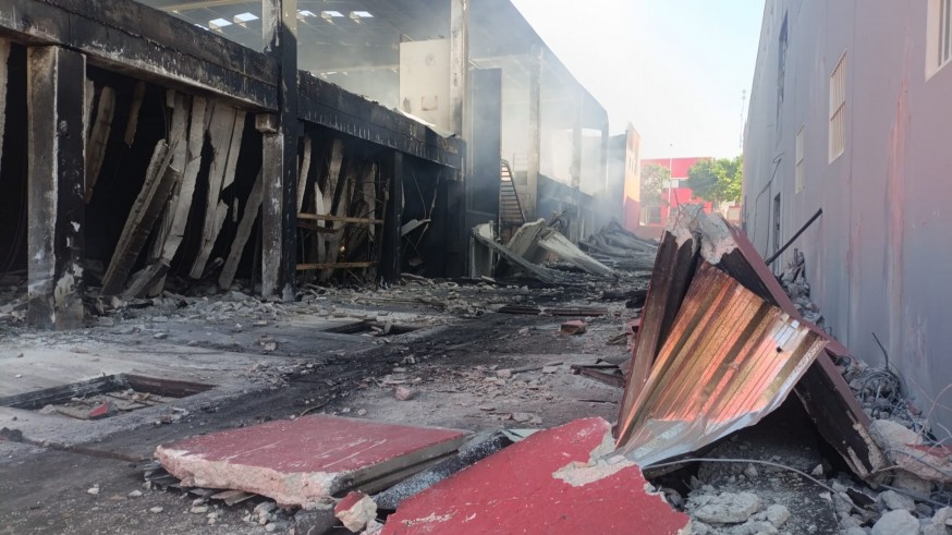 El incendio de Yecla se salda con naves arrasadas y seis heridos