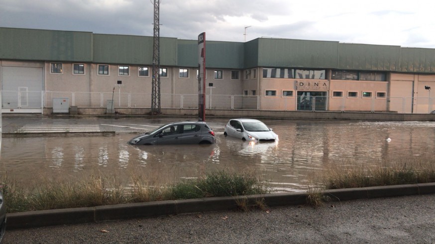 Coches atrapados este miércoles en la carretera de Villena tras la tromba de agua