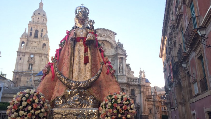 Imagen de la Virgen de la Fuensanta a su salida de la Catedral