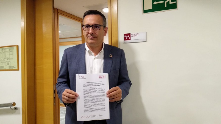 Diego Conesa, registrando la moción de acciones urgentes para el Mar Menor en la Asamblea