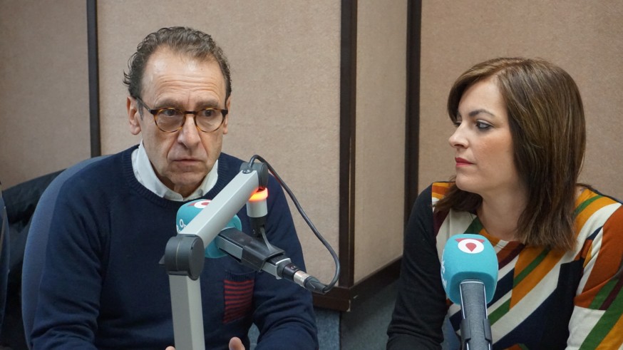José Morales y May Penín en los estudios de Onda Regional