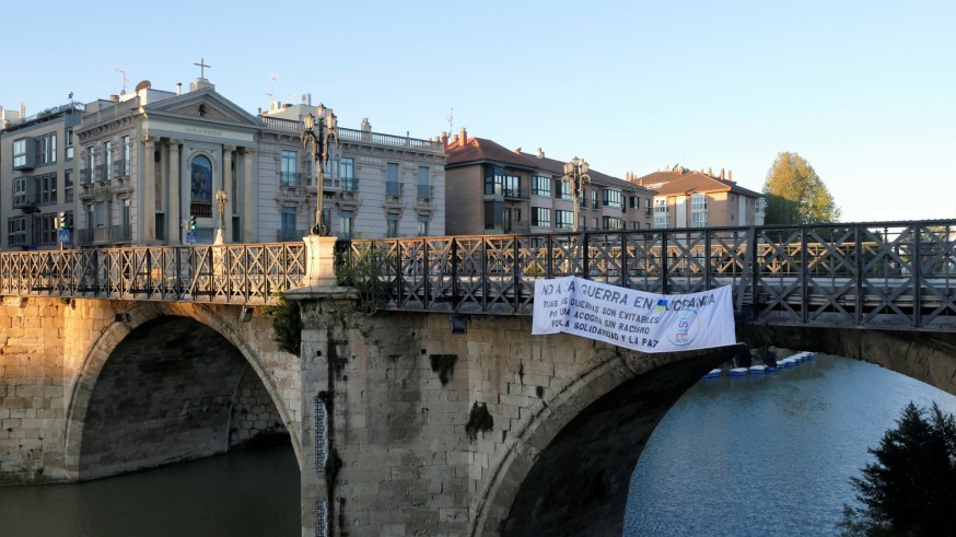 Pancarta en el Puente de los Peligros de Murcia para condenar la guerra
