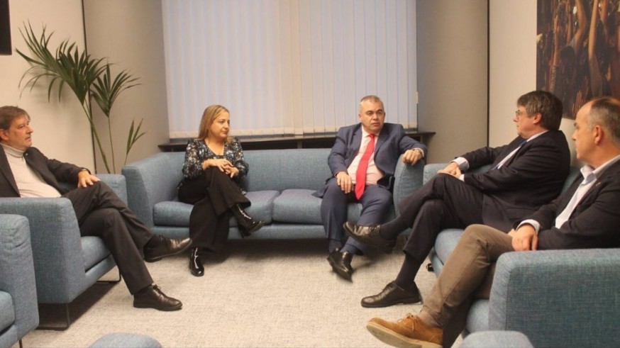  El número 3 del PSOE se reúne con Puidgemont y constatan que avanzan las negociaciones para investir a Sánchez
