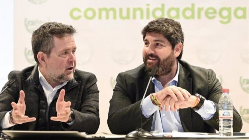 López Miras dice que el PSOE anuncia "desaladoras fantasma" para sustituir el agua del Tajo-Segura