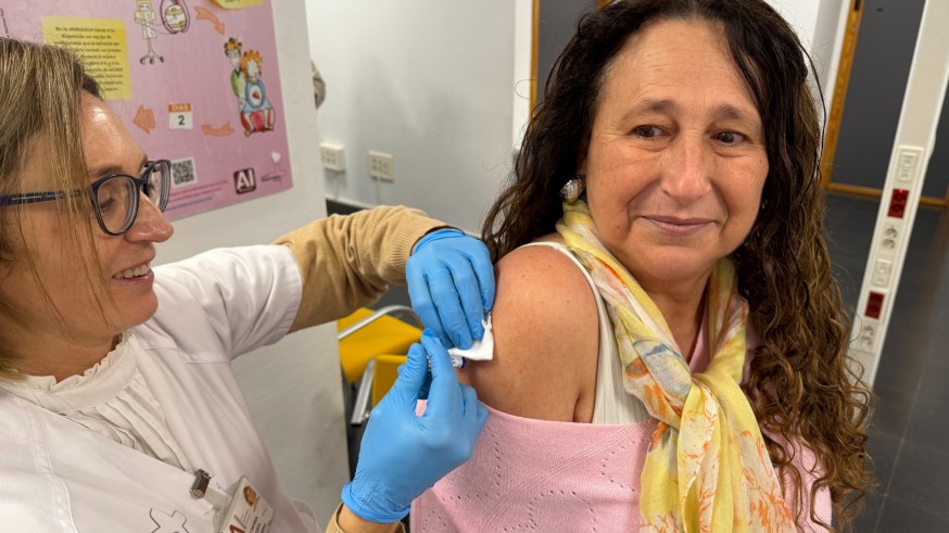 “Nos vacunamos por nosotros… y por los demás”: primeras dosis en el centro de salud de San Andrés