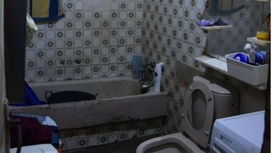 Advis atiende casos de gran precariedad en la vivienda, como el que muestra la foto de una familia de San Javier. Foto: ADVIS
