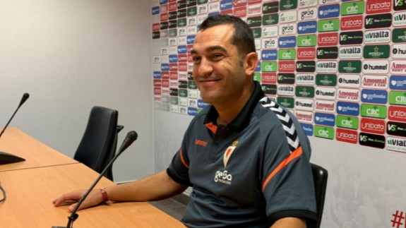 Adrián Hernández, en una rueda de prensa del Real Murcia. Foto: Germán Abril