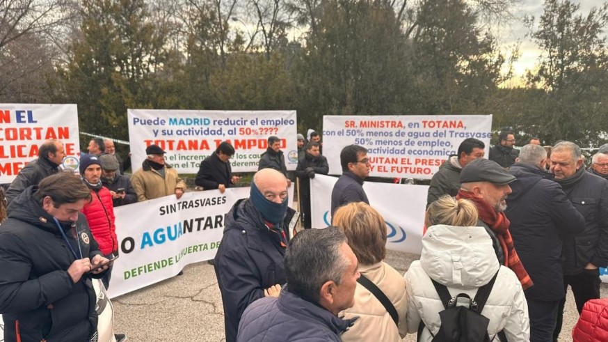 Los regantes piden al Gobierno regional que rebaje el precio del agua desalada