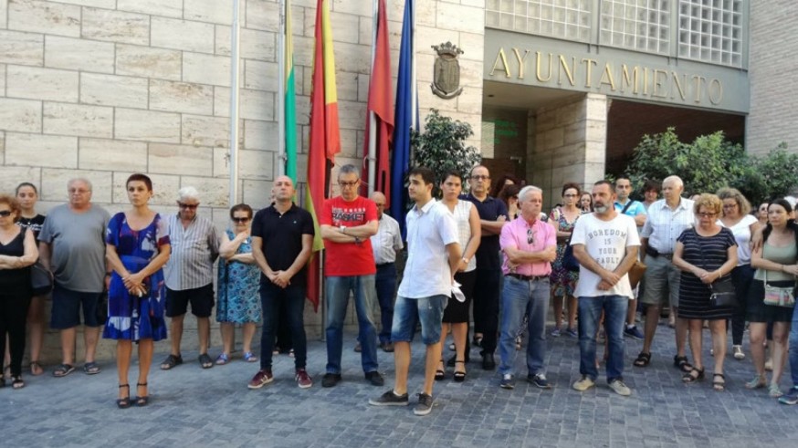 Concentración frente al Ayuntamiento de Beniel