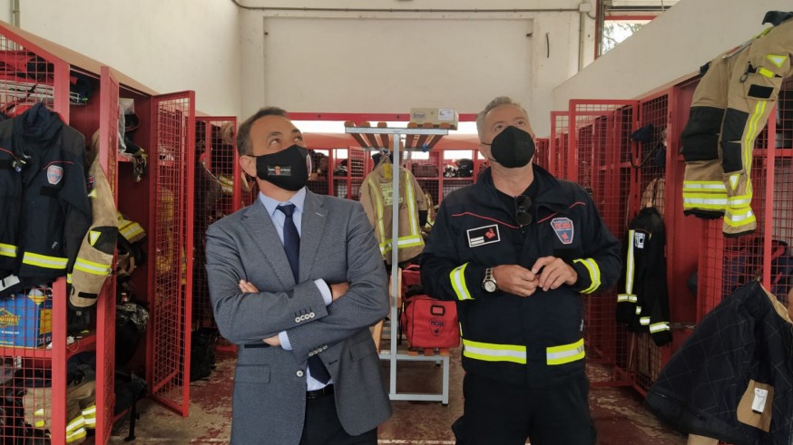 El consejero de Transparencia en el parque de bomberos de Los Alcázares
