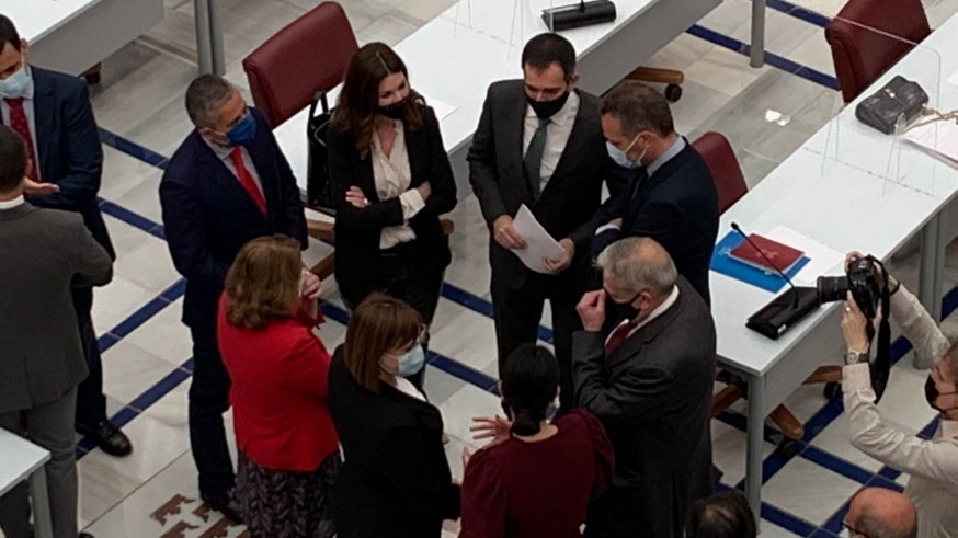 Varios diputados conversan antes del comienzo del pleno celebrado en al Asamblea Regional. ORM