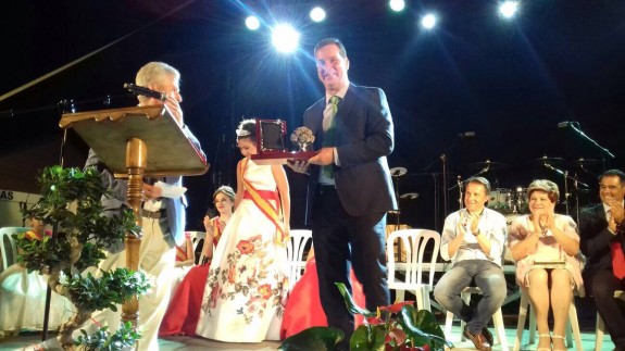 Juan Miguel Aguado con el premio Popular 2017