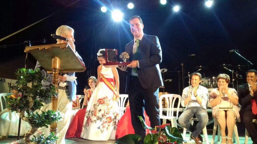 Juan Miguel Aguado con el premio Popular 2017