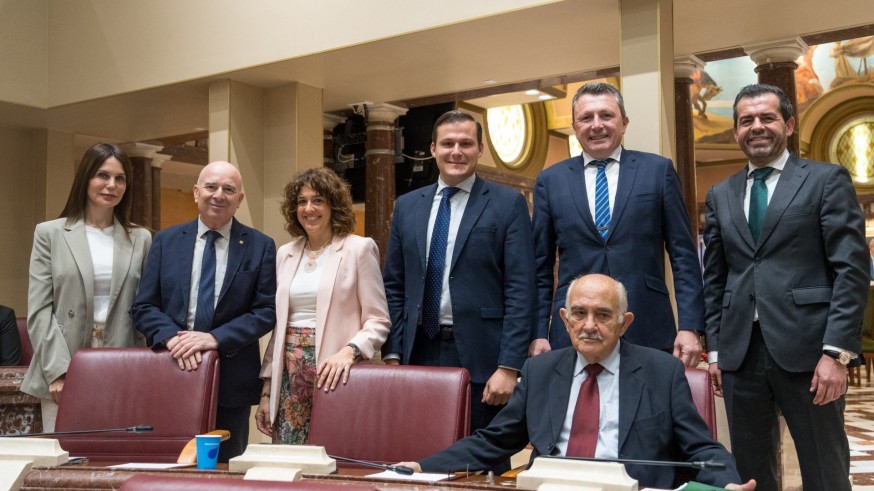 Vox propone priorizar a españoles y residentes con arraigo en el acceso a ayudas públicas