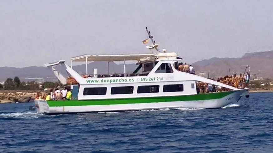 El 'Don Pancho' navegando frente a la costa de Águilas