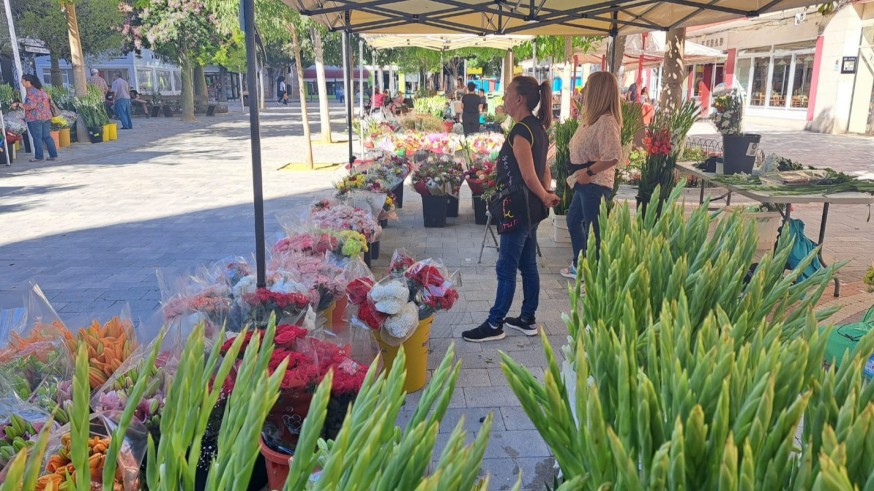 Florecen los mercados de flores previos a Todos los Santos