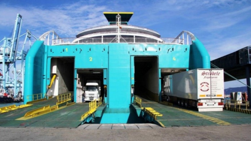 Camiones entrando en buques de transporte de mercancías