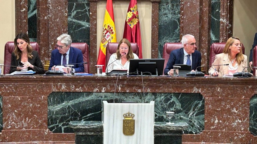 La Asamblea acuerda pedir a Transición Ecológica compensación por los días sin agua potable en el entorno del Mar Menor