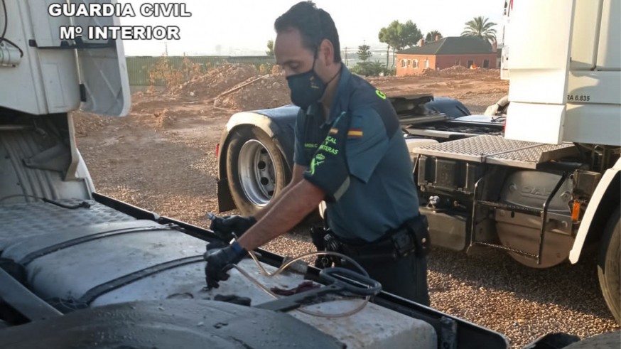 Un agente inspeccionando un vehículo. GUARDIA CIVIL