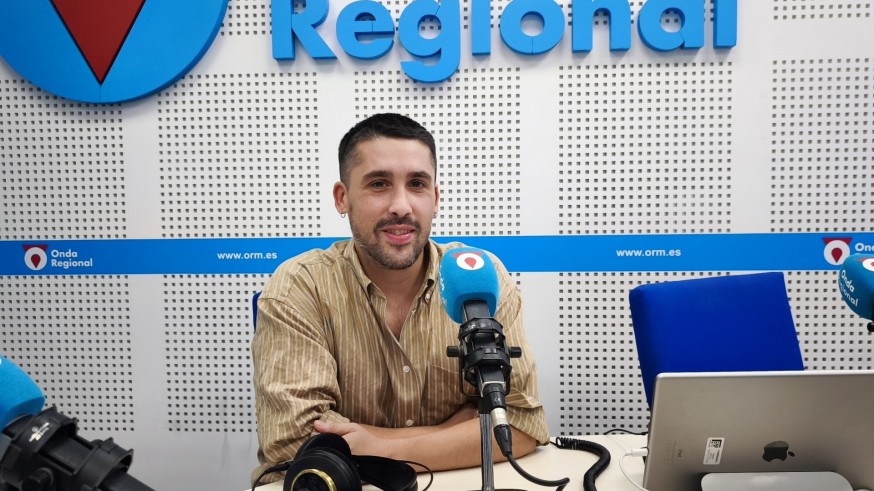 Tras varias citas a ciegas, Carlos ha venido a vernos al estudio