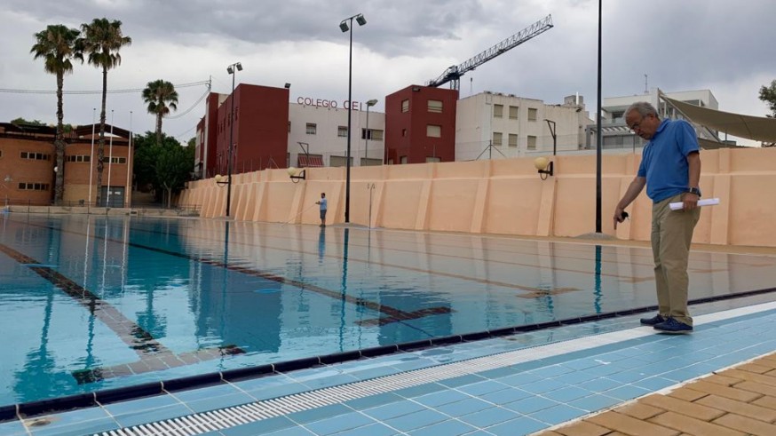 Felipe Coello inspeccionando la piscina de Murcia Parque