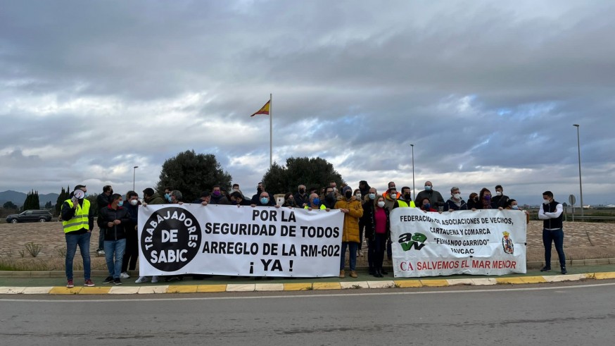Vecinos y trabajadores de Sabic protestan por el mal estado de la carretera