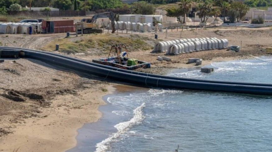 Abrazo en las aguas contaminadas de Cala Reona