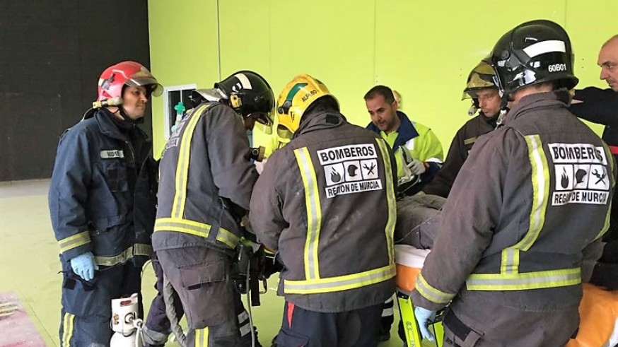 Bomberos en el lugar del accidente