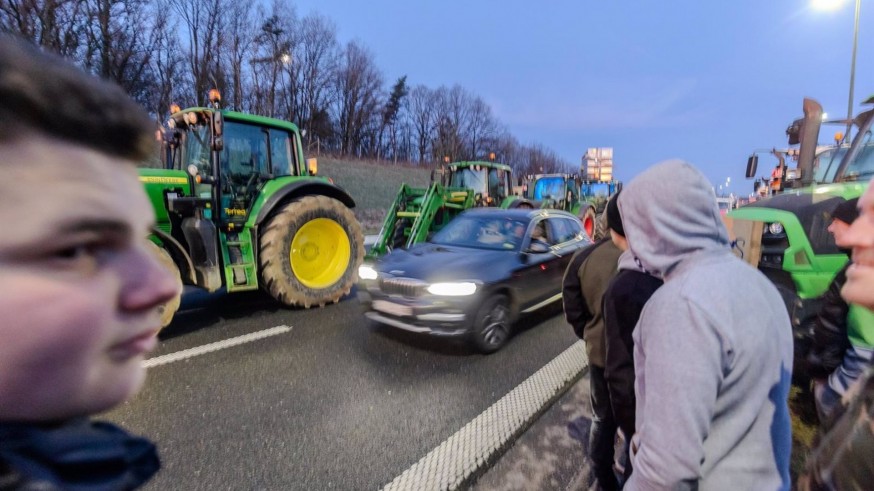 Los camioneros murcianos siguen sufriendo el bloqueo de los agricultores en Francia