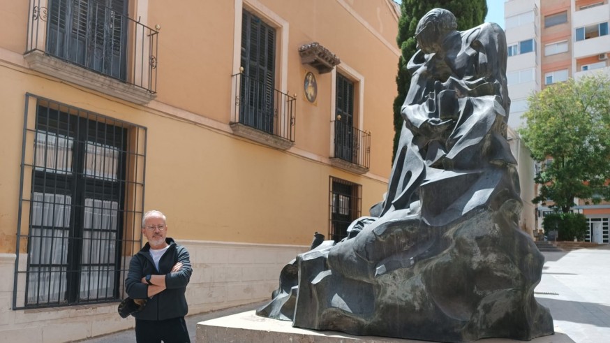 La escultura de Cayetano de Mergelina se traslada a la Placeta Ortega de Yecla