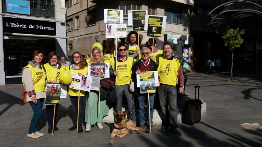 Un grupo de voluntarios de Amnistía Internacional durante la acción informativa