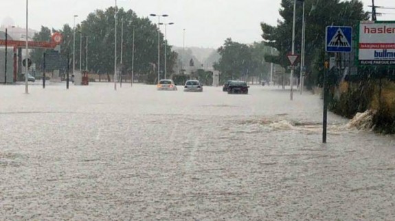 Coches atrapados en la carretera de Villena por la lluvia