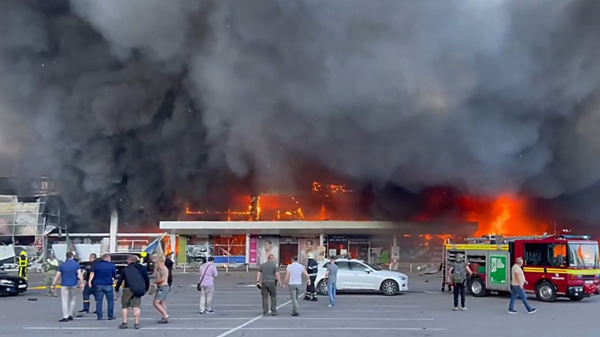 Rusia bombardea un centro comercial de Kremenchuk (Ucrania) con miles de personas dentro según Zelenski