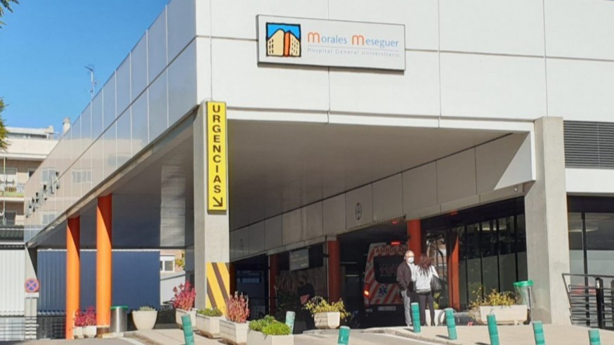 Herido el conductor de un patinete al colisionar contra un vehículo en un centro comercial de Murcia
