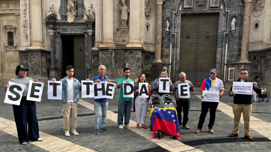 Los venezolanos piden elecciones presidenciales el 24 de julio del próximo año