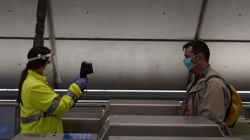 Toma de temperatura a un pasajero en el metro de Bilbao