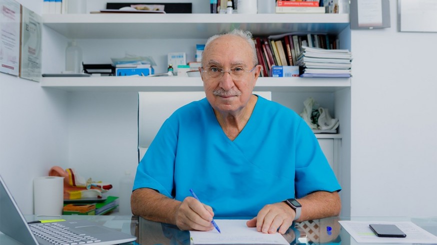 El otorrino Luis Amorós es premiado por su labor con los implantes cocleares