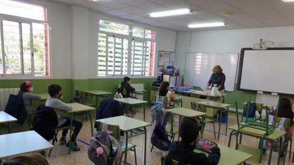 Alumnos de un colegio de Murcia siguen una clase en pupitres separados. ORM