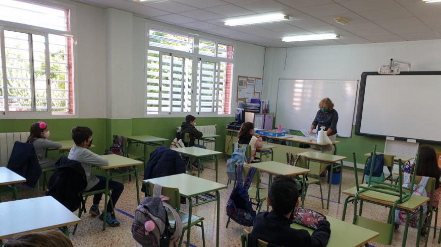 Alumnos de un colegio de Murcia siguen una clase en pupitres separados. ORM