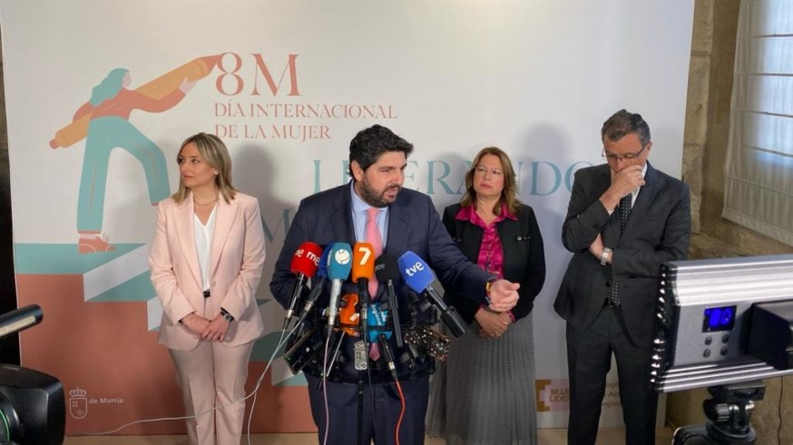 López Miras critica que Sánchez haya "tragado" con los indultos y la amnistía, y va a "tragar" con la independencia