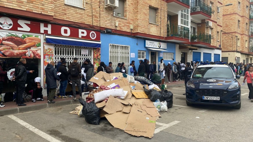 Tensión en Murcia por las colas para el certificado de vulnerabilidad y cruce de acusaciones entre administraciones