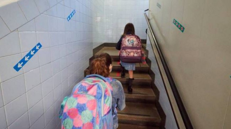 Alumnos subiendo por las escaleras de un colegio (archivo). EP