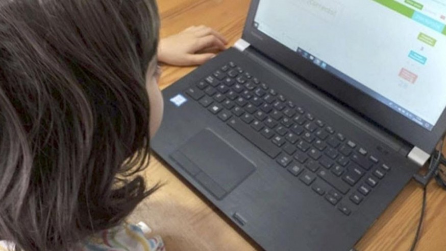 Una estudiante realizando tareas online. EP