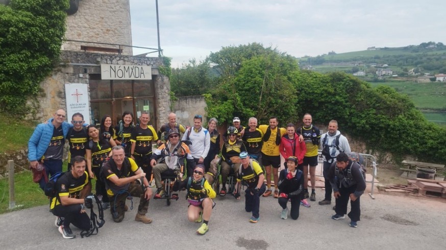 Una expedición 'inclusiva' supera los obstáculos del Camino de Liébana en Cantabria