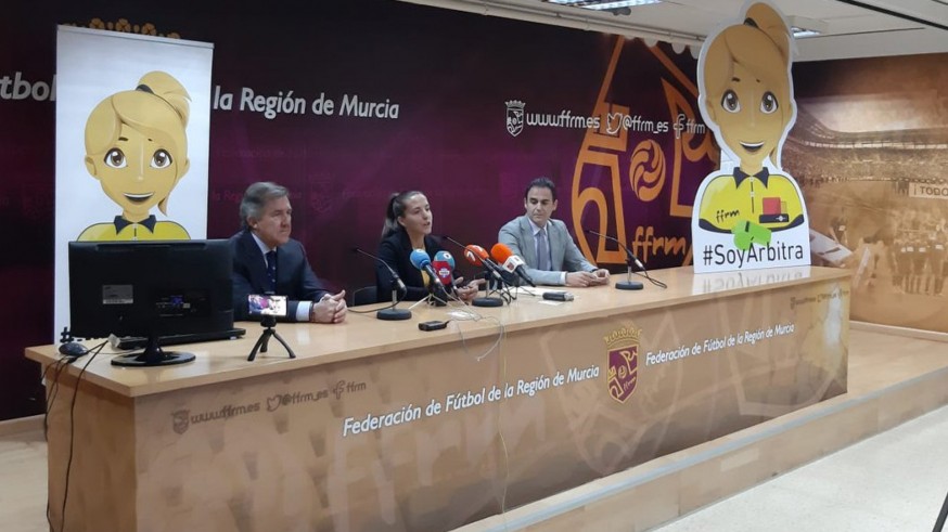 José Miguel Monje Carrillo, a la izquierda, en la presentación de la campaña Soy Árbitra
