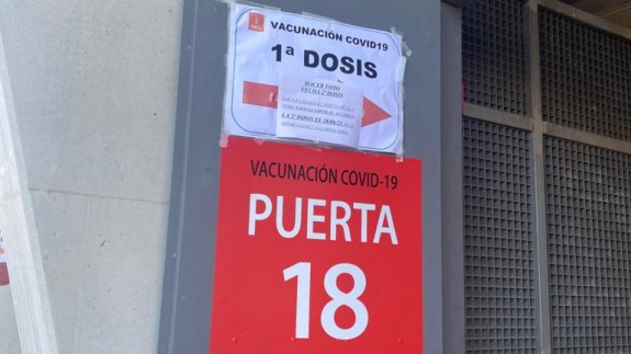 Acceso al punto de vacunación de Nueva Condomina. Foto: ORM