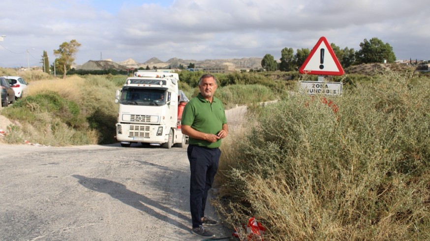 El ayuntamiento de Lorca limpia los cauces municipales y pide a la CHS que lo haga en los de su titularidad
